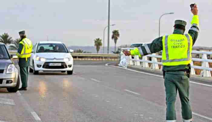 guardiacivil's tweet photo. NO ES CIERTO
Aunque circule por Internet, lo de que se va a empezar a hacer el control de alcoholemia al copiloto es un #Bulazo
#NoDifundas https://t.co/PitFiMy7Ty