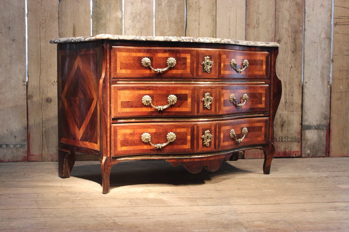 BrownriggUK's tweet photo. An exceptional 18th century French serpentine #walnutcommode. read more: https://t.co/QoVhOUmaqb #frenchfurniture #antiquefurniture #french https://t.co/awd146IyRn