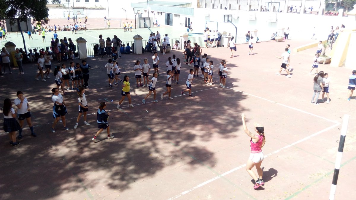 SAFASanLuis's tweet photo. Los alumnos bailando zumba en nuestro día del bocata https://t.co/HqhAOooPbA