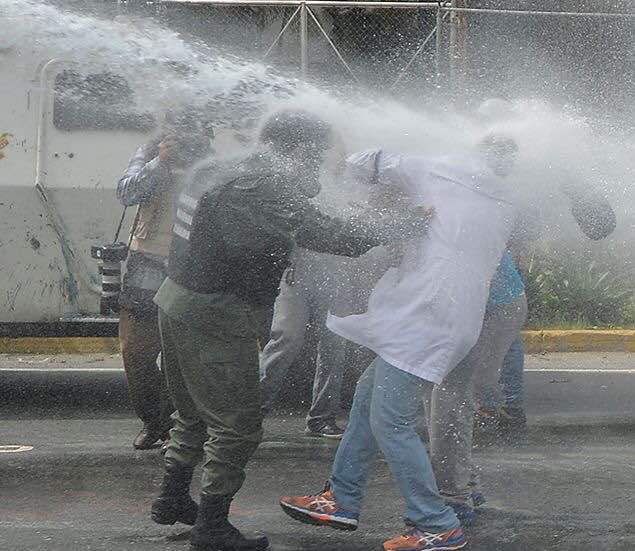 marthamda's tweet photo. Los #GNB deben verse n este espejo,sus familias y amigos ls decimos:Qué están haciendo?!Bajen las armas,no ataquen l pueblo,cumplan su deber https://t.co/Gi0Bs0Qmsb