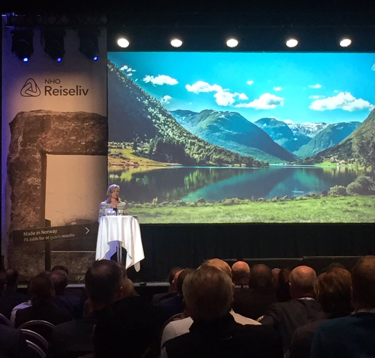 På #nhoreiselivårskonferanse fremsnakker <a href="/reiseKristin/">Kristin Krohn Devold</a> næringen og viser mulighetene! #visitnorway <a href="/visitnorway_no/">visitnorway.no</a> <a href="/NHOreiseliv/">NHO Reiseliv</a>