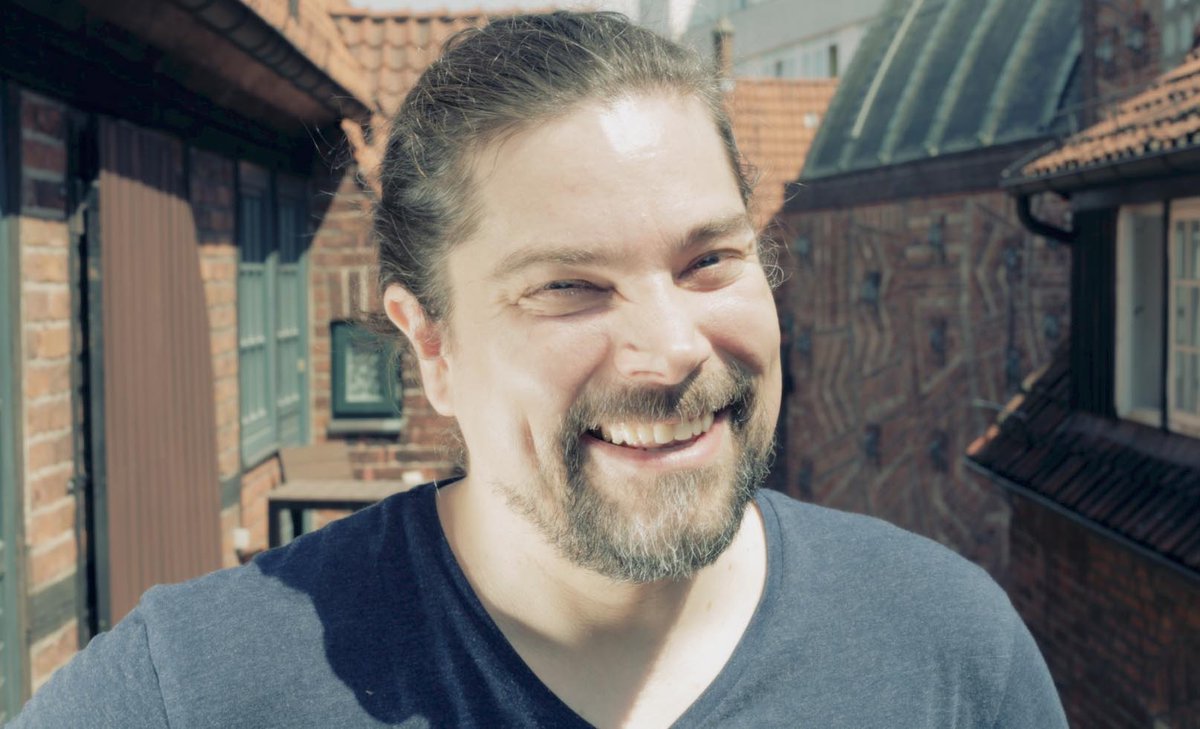 wissimdialog's tweet photo. Kurz, frech und unterhaltsam: So sind Simon Wenkelewskys #wisskomm-Videos sowie seine Antworten im #Nachgefragt! https://t.co/06kgyhB4SY https://t.co/qbbGAwq5ke