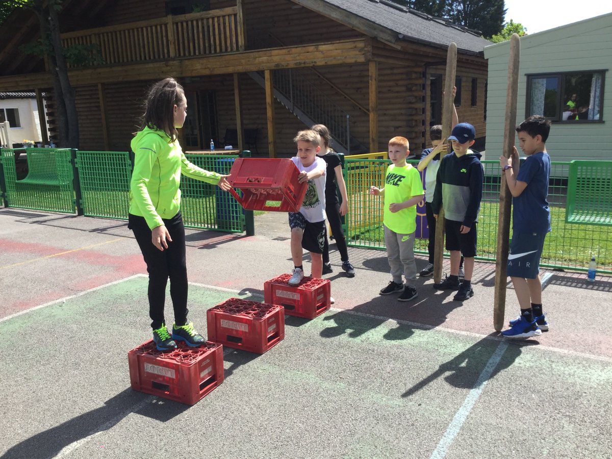 longmoorcps's tweet photo. Problem solving outdoors... Miss Kelly will be so proud! #BringingMathsAlive #Barnstondale2017 https://t.co/2tngmLQw7r