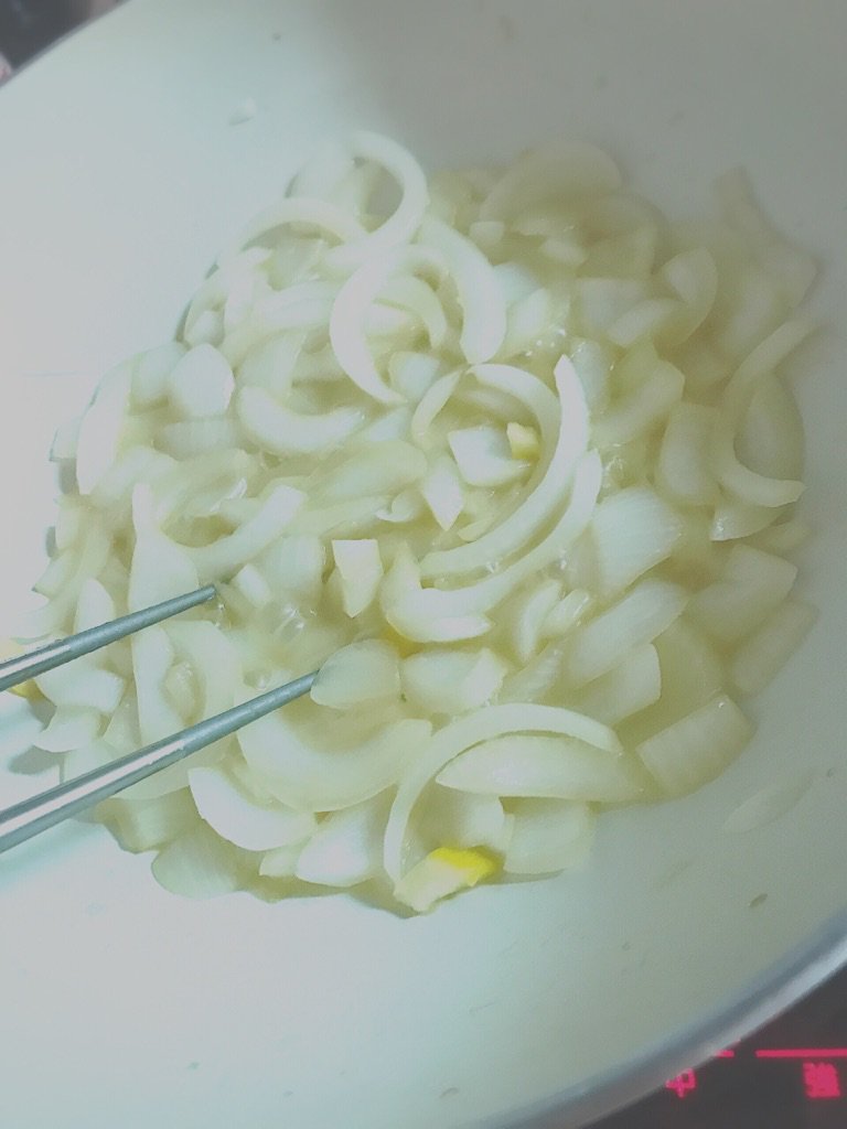 uni_mafumafu's tweet image. 不定期まふごはん
簡単チーズ焼肉丼つくりました

玉ねぎをバター、ブランデー、レモン、塩胡椒で飴色になるまで炒めてごはんにのせる
フライパンに残った油とタレでお肉を焼いて、溶けたチーズとマヨをかけて完成です

ごはんはもちろんレトルト うままま
お手軽でよきかな(*´ω｀*)