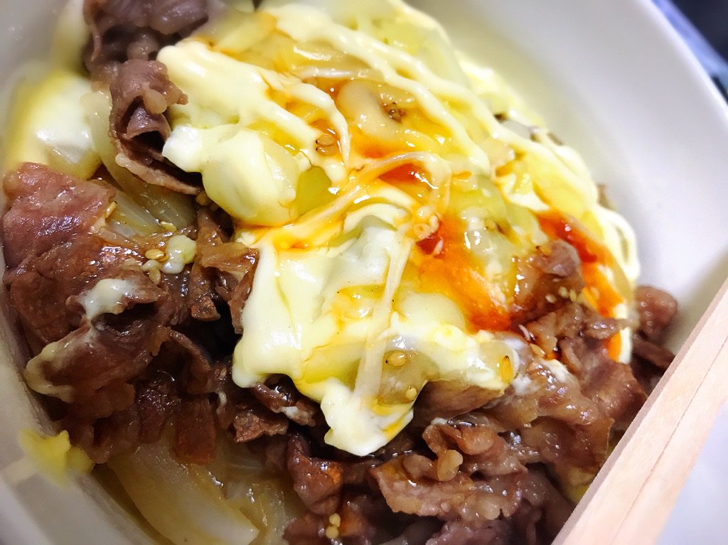 uni_mafumafu's tweet image. 不定期まふごはん
簡単チーズ焼肉丼つくりました

玉ねぎをバター、ブランデー、レモン、塩胡椒で飴色になるまで炒めてごはんにのせる
フライパンに残った油とタレでお肉を焼いて、溶けたチーズとマヨをかけて完成です

ごはんはもちろんレトルト うままま
お手軽でよきかな(*´ω｀*)