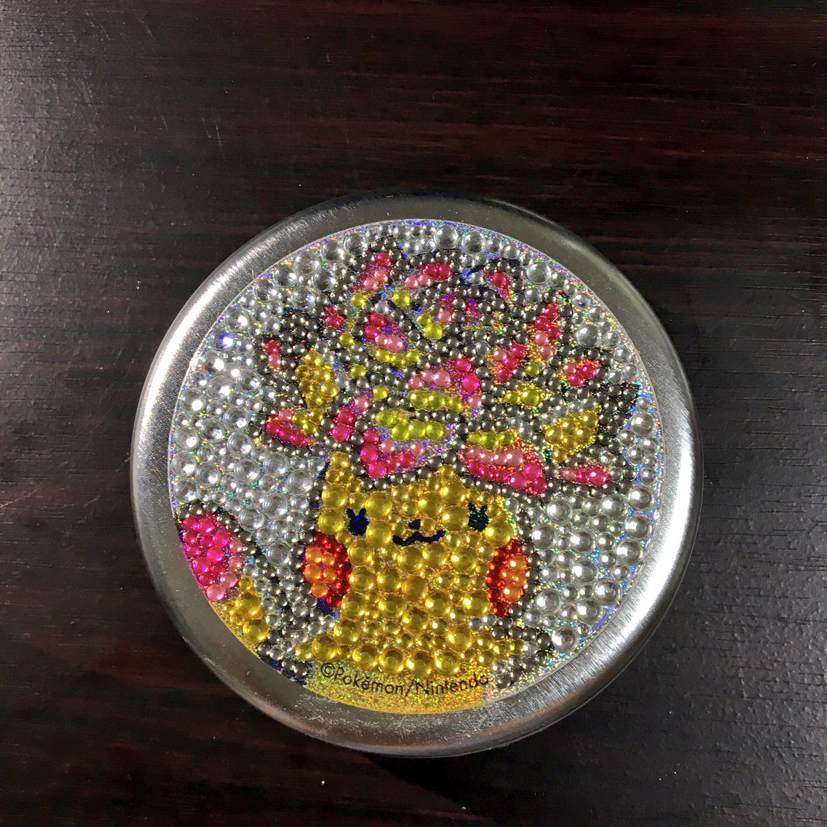 ট ইট র カウナス イッツデモのポケモン ピカチュウ のキラキラ缶ケースに アナスイの磁石になってるアイシャドウとかチークの化粧品がわりとぴったりくっつくよ 中にチーク 蓋にアイシャドウ 最高4つ いけた 逆さにしても落ちないし ちょっと重くなるけど