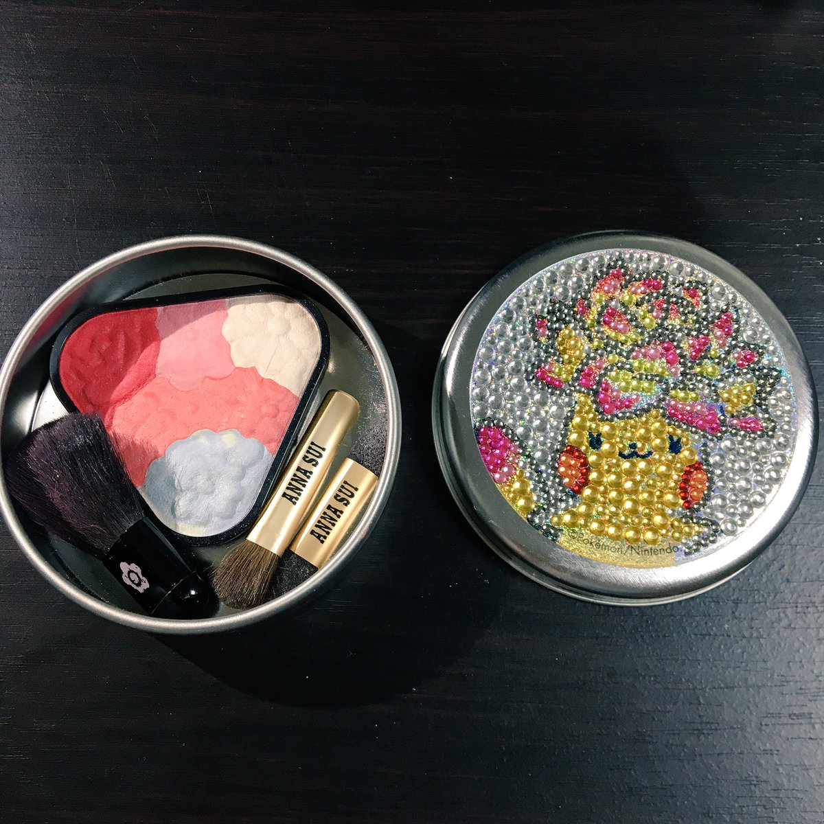 ট ইট র カウナス イッツデモのポケモン ピカチュウ のキラキラ缶ケースに アナスイの磁石になってるアイシャドウとかチークの化粧品がわりとぴったりくっつくよ 中にチーク 蓋にアイシャドウ 最高4つ いけた 逆さにしても落ちないし ちょっと重くなるけど