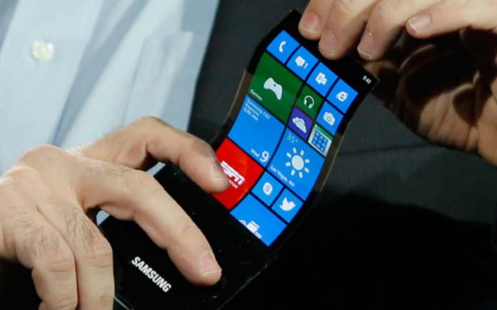 FLUX_Lounge's tweet photo. Foldable smartphones are the future📱https://t.co/T8o6QEUYAB https://t.co/zYuZl3kN6N