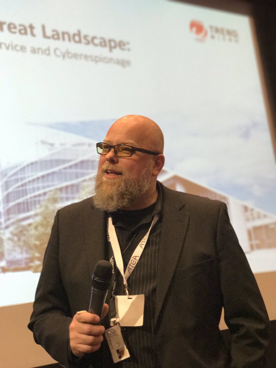 Sjefen over alle sjefer, <a href="/TTmmernes/">Thomas Tømmernes</a> - i kjent positur på #shd2017 🔒👍🏼😄<a href="/AteaNorge/">Atea Norge</a>