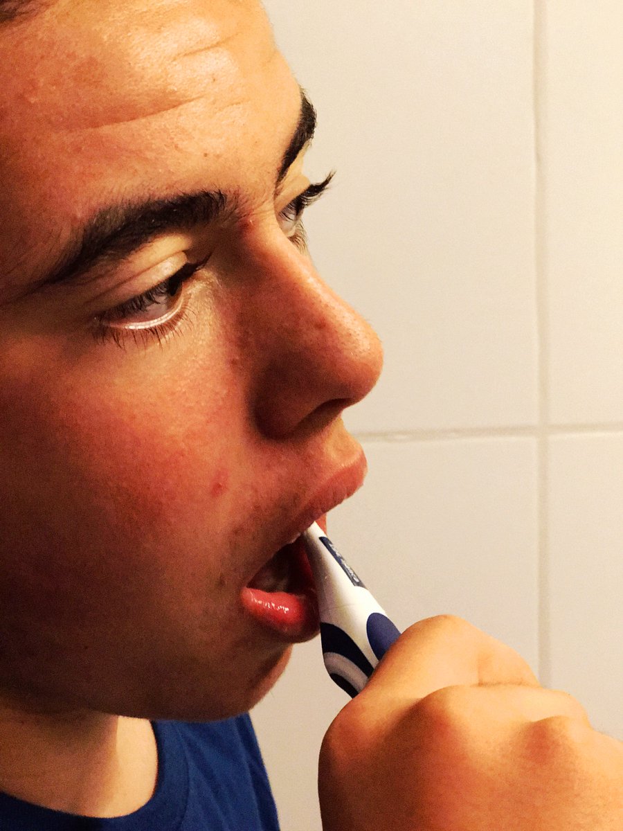 special_mother's tweet photo. On a enfin trouvé la brosse à dent électrique qui convient à mon grand dyspraxique de 13 ans #InavaHybrid @PierreFabre @sampleo #dyspraxie https://t.co/yzXHKMh3ex