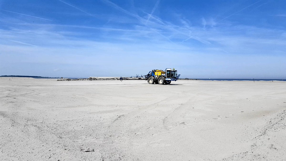 Innovatieve stof- en erosie bestrijding van <a href="/Instral/">INSTRAL</a> ingezet bij de aanleg van de Flevokust haven in Lelystad.