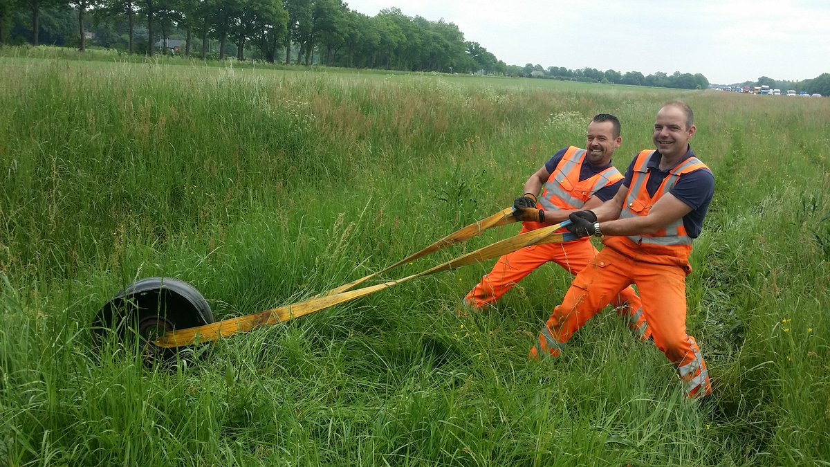 Jurgen_Lamers's tweet image. De heren van @Wolves_Mobility hebben de velg die aan de andere kant van de sloot lag op man kracht er uit gehaald.