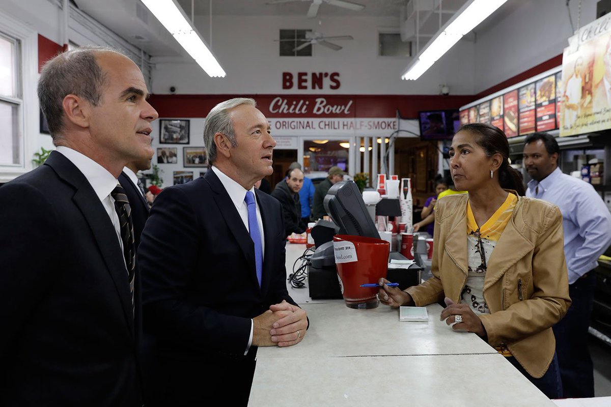 Bluper's tweet photo. Netflix contrata al fotógrafo de Obama para la campaña de Frank Underwood https://t.co/cvFk2q2hp0 #FU16 https://t.co/obw510X5m4