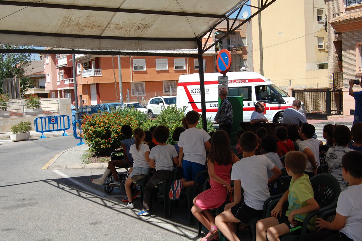 Hospital_Molina's tweet photo. Seguimos con nuestra 5ª #SemanadelHopsital, enseñando a los más pequeños reanimación básica y técnicas de atragantamiento. #DivulgaciónSalud https://t.co/gpuNulJ2vo