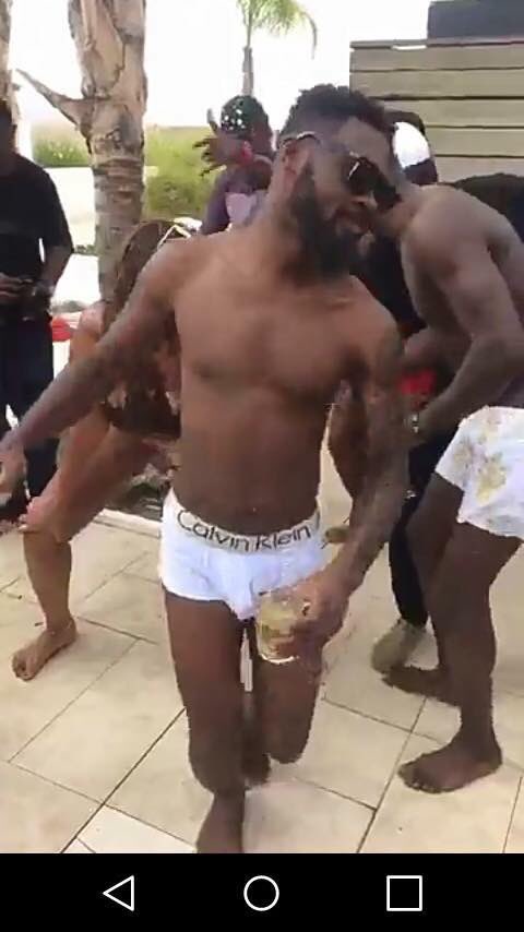 Esprit_225's tweet photo. Dans coupé décalé là, les gens s'attachent très mal uh 😂😂 https://t.co/vsTVH4Y4tt