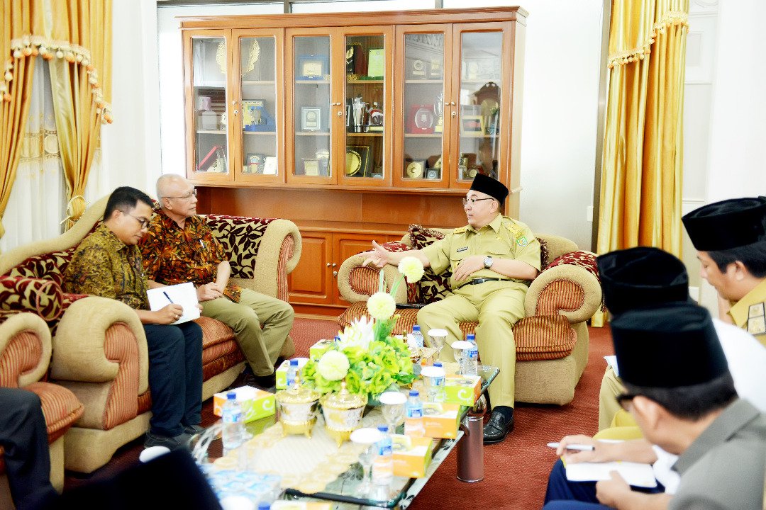 mediacenterBKL's tweet photo. Gubernur Bengkulu Ridwan Mukti Terima Audiensi Desainer Event Wisata &amp; Tata Pantai di ruang kerja Gubernur, 23/5. https://t.co/kNwl6fTHNg