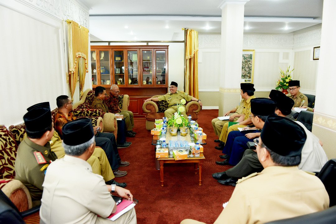 mediacenterBKL's tweet photo. Gubernur Bengkulu Ridwan Mukti Terima Audiensi Desainer Event Wisata &amp; Tata Pantai di ruang kerja Gubernur, 23/5. https://t.co/kNwl6fTHNg