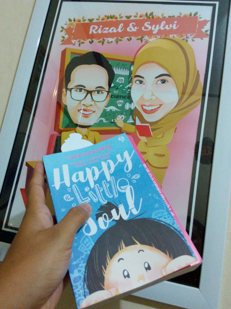ImagineRiz's tweet photo. Happy little soul. Sebuah buku bacaan ringan. Istri @kenupick  terobsesi sama mbk @retnohening dan Kirana. :p https://t.co/W1JFf9qaje