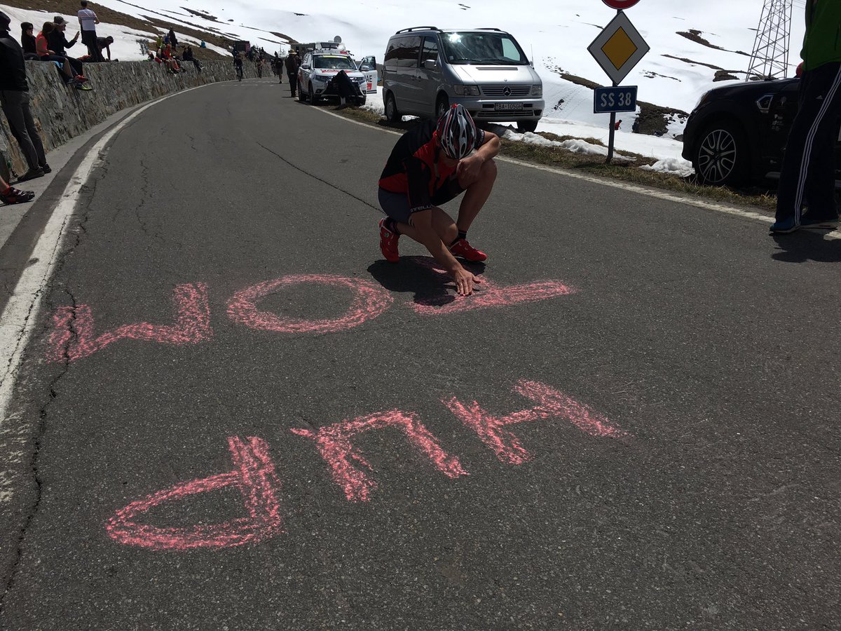 #Giro100🇮🇹 <a href="/tom_dumoulin/">Tom Dumoulin</a>'s fans are out in force near the summit of Stelvio! #ForzaTom