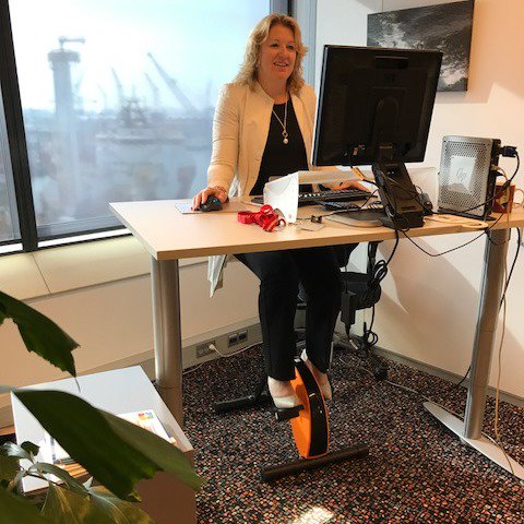 #Sportief bezig zijn op het hk van <a href="/gomschoonhouden/">Gom</a>: fietsen achter je bureau. HR directeur Aura Groen trapt er op los. #hoelekkerwerkjij