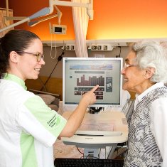 Beweegmeters informeren oudere ziekenhuispatiënt en zorgverleners en stimuleren #bewegen in het ziekenhuis #eHealth bit.ly/2qQNnwb