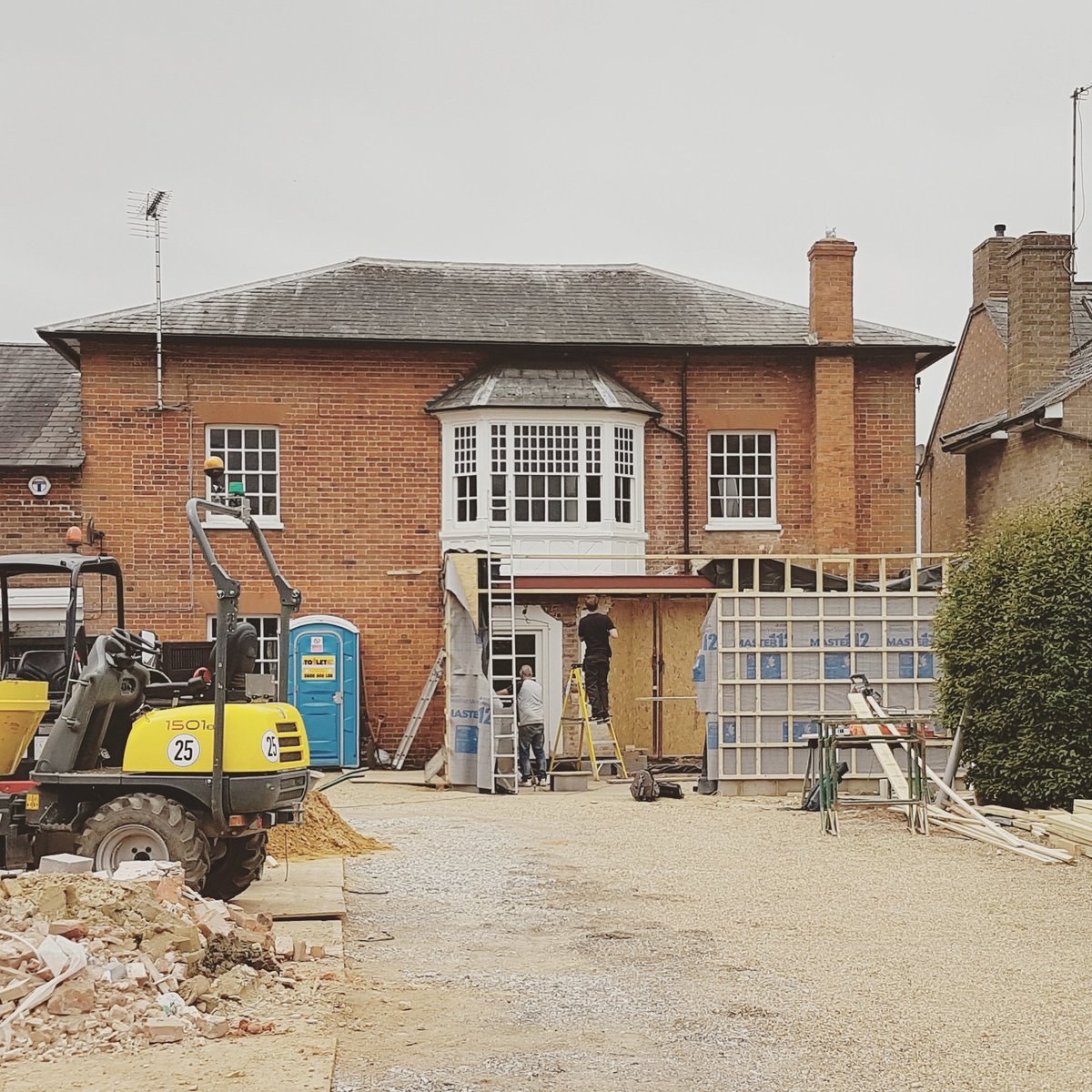 deDraftLondon's tweet image. Site visit to Buckinghamshire to see progress on MS Residence - bit grey and gloomy #blackcladding #cedar #concrete  #bowermanbuilders