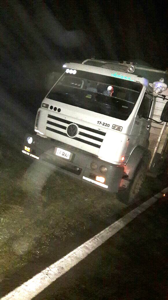 hector73chaco1's tweet photo. El camión VW con el que chocaron los hinchas de Atlético Tucumán . El paraje Fortín las Chunias provincia de Chaco. 2 muertos https://t.co/9GovDSEVwF
