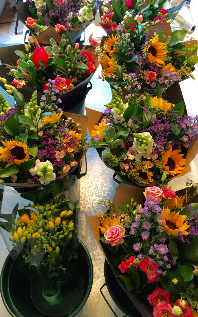 thebloomfactory's tweet photo. The start of today's orders to go out! #flowers #bouquets #sunflowers https://t.co/xFh1Balvrb (Voucher Code SUNFLOWER20) https://t.co/vq310aer94