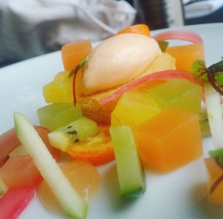 Couleurs estivales, comme cette belle journée qui débute! 💛💚☀️ (photo: notre pâtissière Valérie)