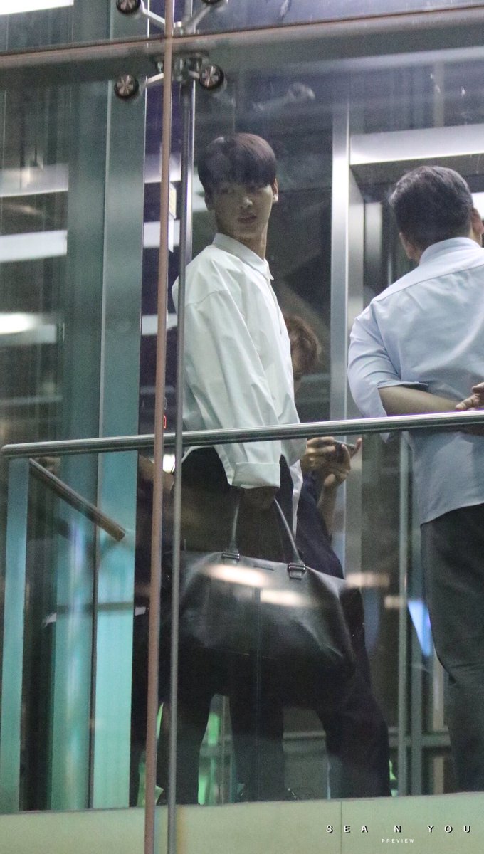 SEA_N_YOU's tweet photo. 170523 더쇼 컴백 1위 퇴근 프리뷰😊
#VIXX #빅스 #도원경 #N #엔 #차학연 💙 
#빅스고마워 💙
#학연아좋아해 ☻💜 @CHA_NNNNN 

1위 다시한번 축하해🏆
우이빅쮸도 꼭 맛있는거 먹구💙
잠두 꼭 자구~~
우리 내일만나욘@.@💜 https://t.co/7JeCnEbLaH