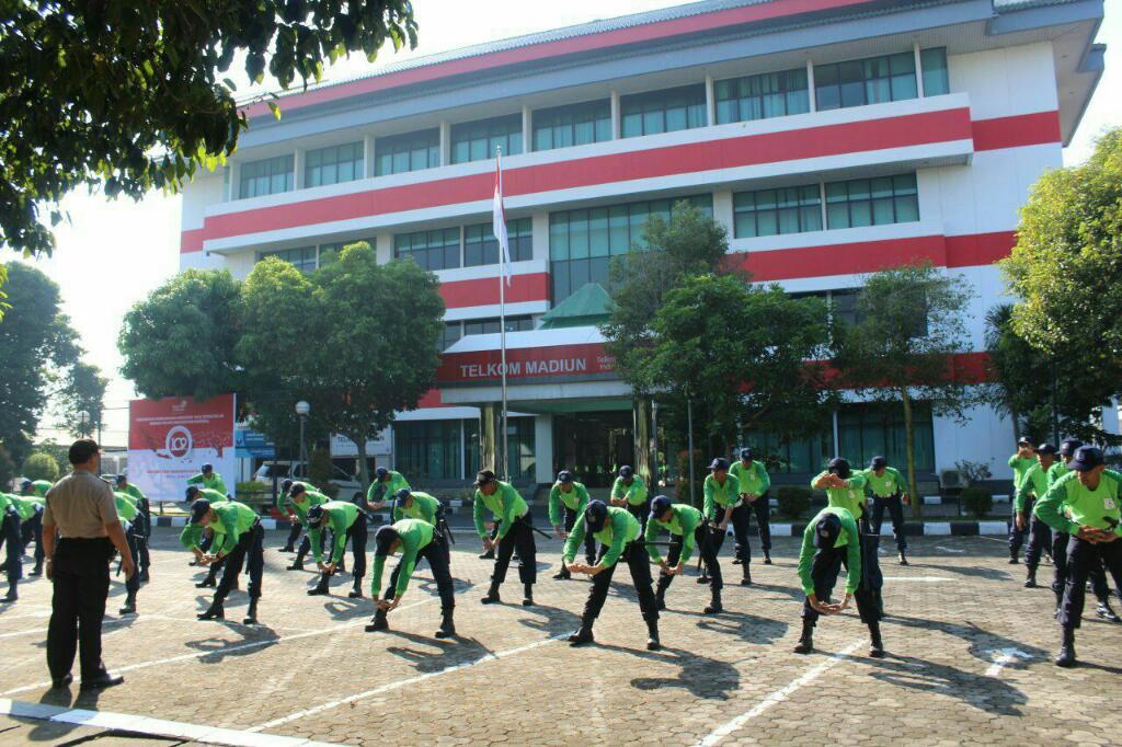 ayunewongkwang's tweet photo. Pemantaban anggota Satpam #mntreg5 scr rutin #livingthetelkomway @TelkomMadiun @_funtastic5_ https://t.co/ZTSgHY1Dqs