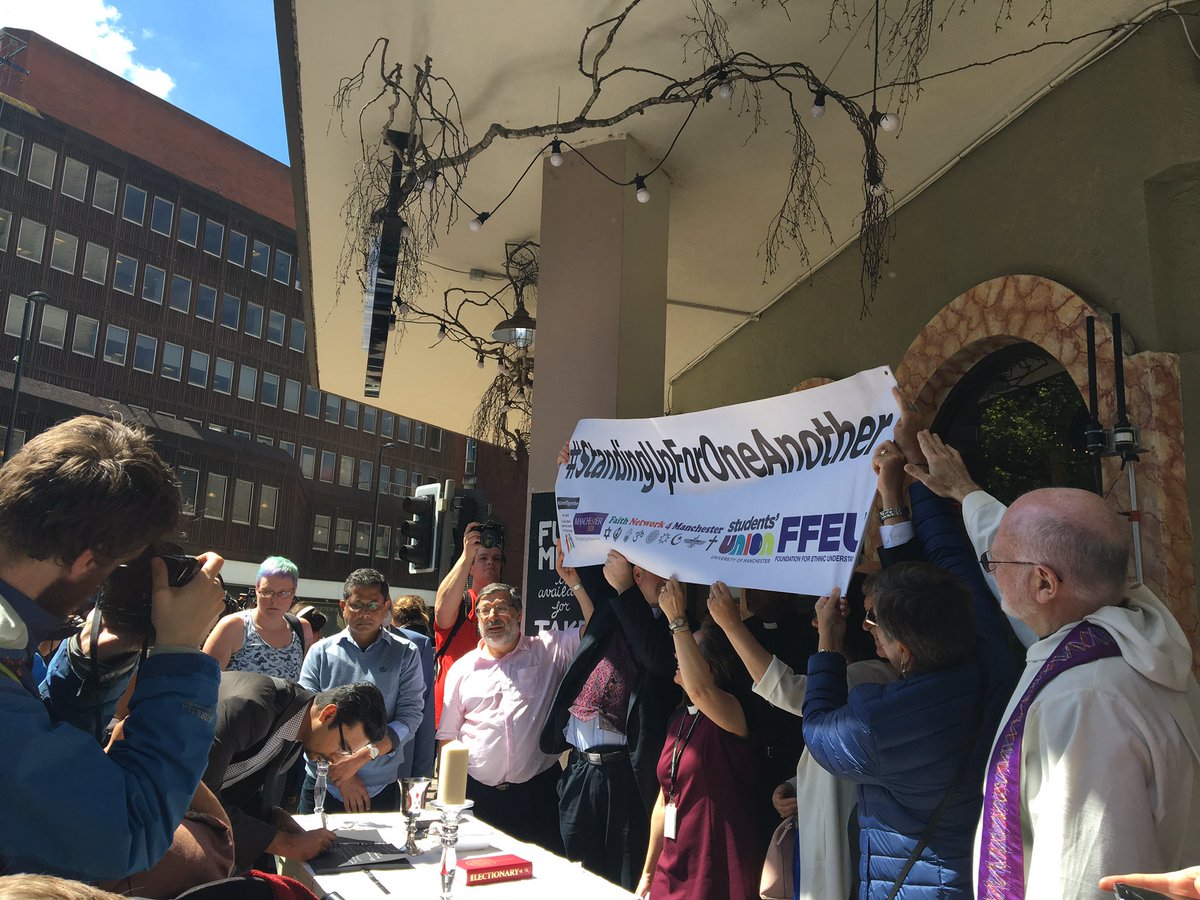 ManCathedral's tweet photo. Interfaith prayers in #Manchester. #WeStandTogether #StandingUpForOneAnother https://t.co/q4z5L3528E