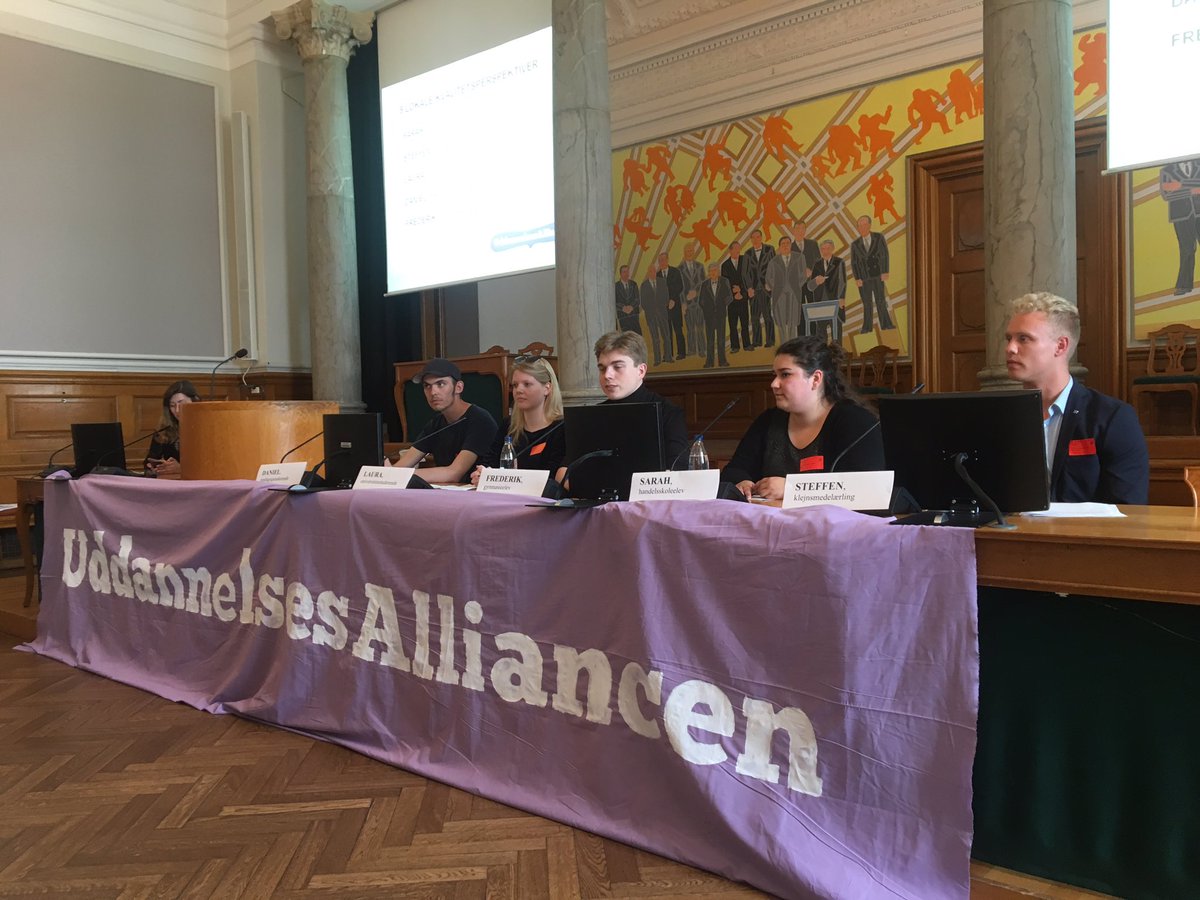 Rosa_Lindhardt's tweet photo. Nu holder @Uddalliancen konference og 5 seje studerende fortæller om de konsekvenser der er når man ikke investerer i uddannelse! #uddpol https://t.co/2hUzrPFH83