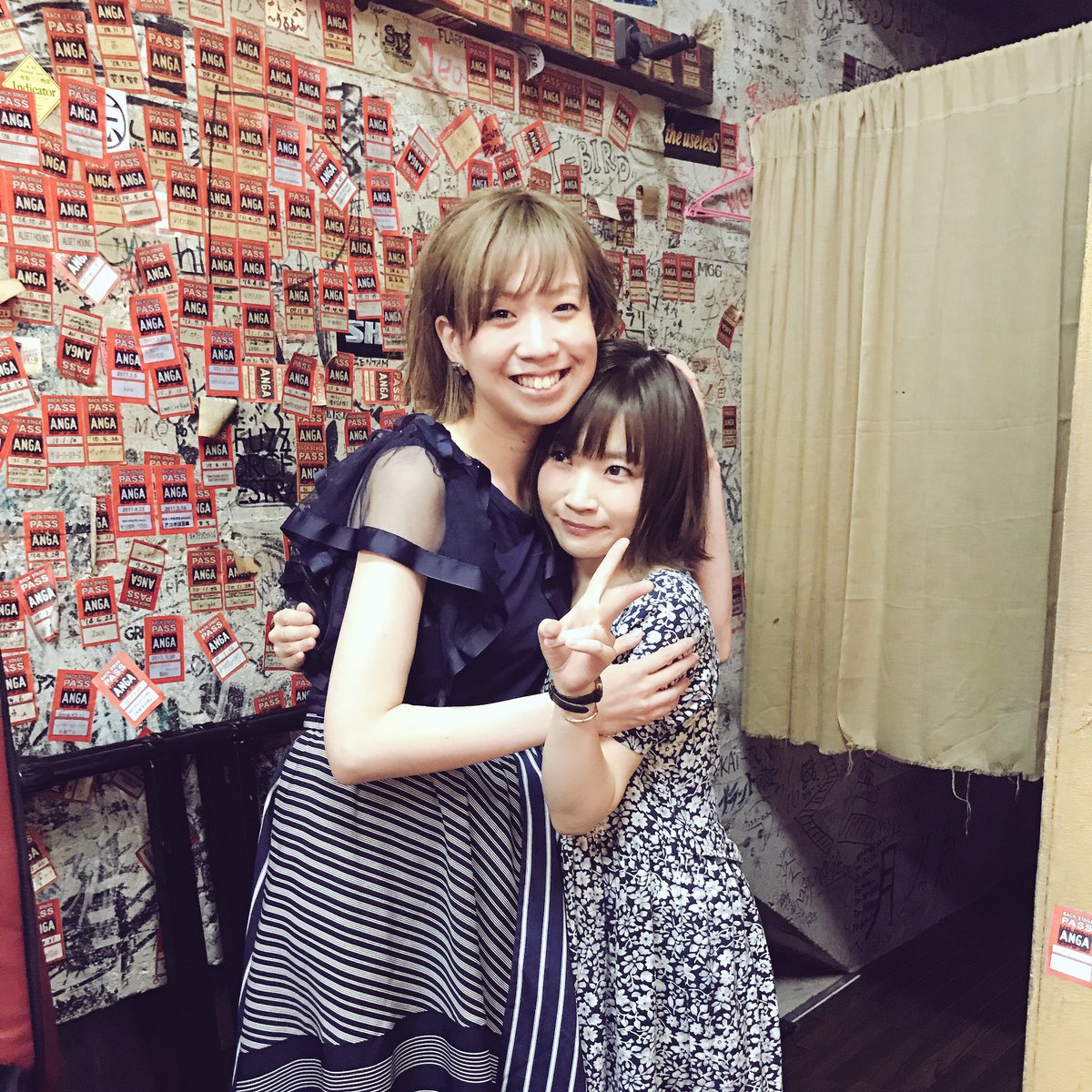 manamimushiii's tweet photo. 千葉ANGA、ありがとうございました！みんなとの距離が近くてうれしかったなぁ。歌声ばっちり届いてたよ。ありがとねい。スペシャルゲストはえつこ（@etsusha）でした。コラボたのしかった〜。最高の夜だった。ANGA20周年おめでとう。また帰ってくるね。 #goose7 https://t.co/yfPLWu1b8S