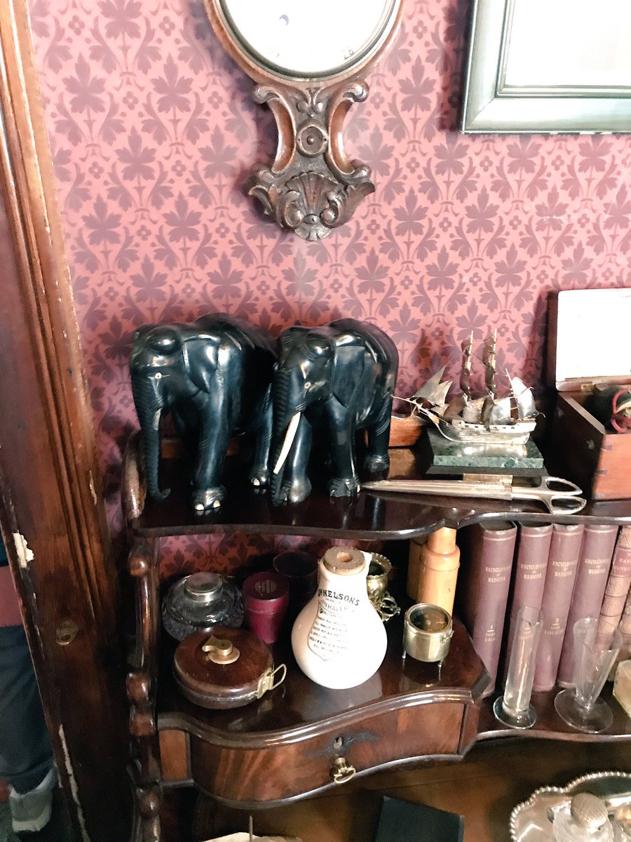 JaimeeRindy's tweet photo. OMG THERE ARE ELEPHANTS ON SHERLOCK'S DESK. TJLC is real! ❤️ #JohnlockForever https://t.co/XulcsQhbhh