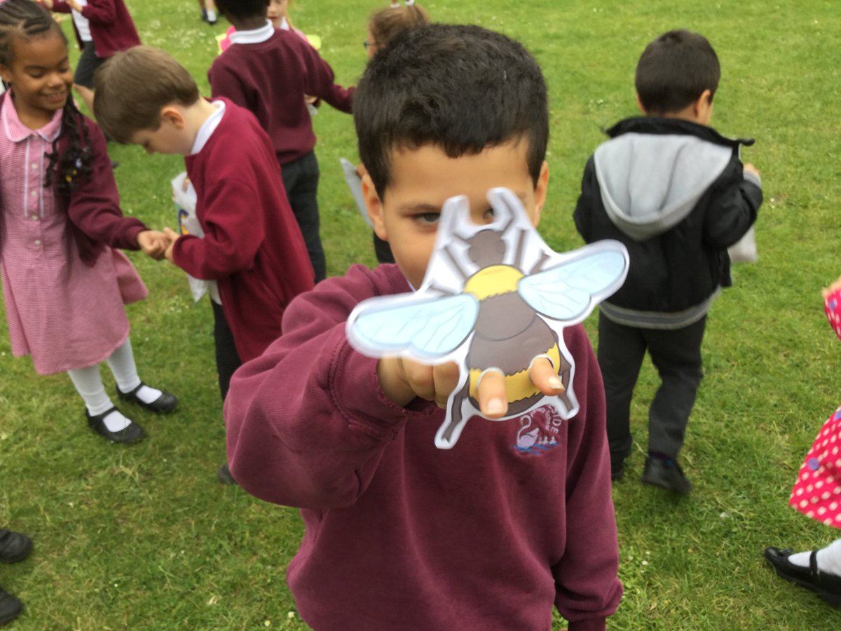 ThamesideSch's tweet photo. YBS learning about pollination using cheesy wotsits. #YBStps #sciencetps https://t.co/KAvDfoYa3w