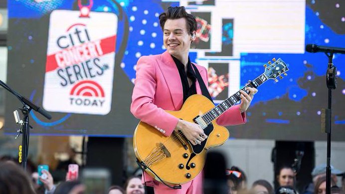 GetSmoothCo's tweet photo. . @Harry_Styles has been known for his long curls, but having cut off his hair he shows just how to pull off the short, swept back look. https://t.co/gSRlqRGZXk