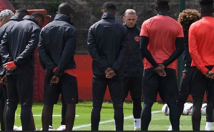 BBCSport's tweet photo. Man Utd have held a minute's silence in memory of those who lost their lives in the Manchester Arena attack.

Watch https://t.co/r7J3euatxn https://t.co/WeNQfYdlD6