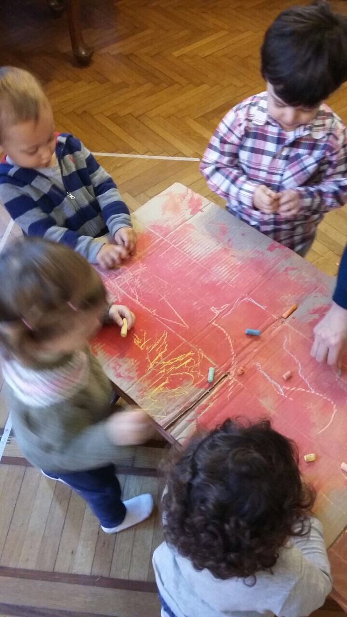 _lasmandarinas_'s tweet photo. ☀️💖 hoy tuvimos un dia muy lindo,🍒 jugamos con telas y armamos trenes con cajas de cartón🚎 También dibujamos con tizas🌈🌟🎉 https://t.co/0s8pajTYwE
