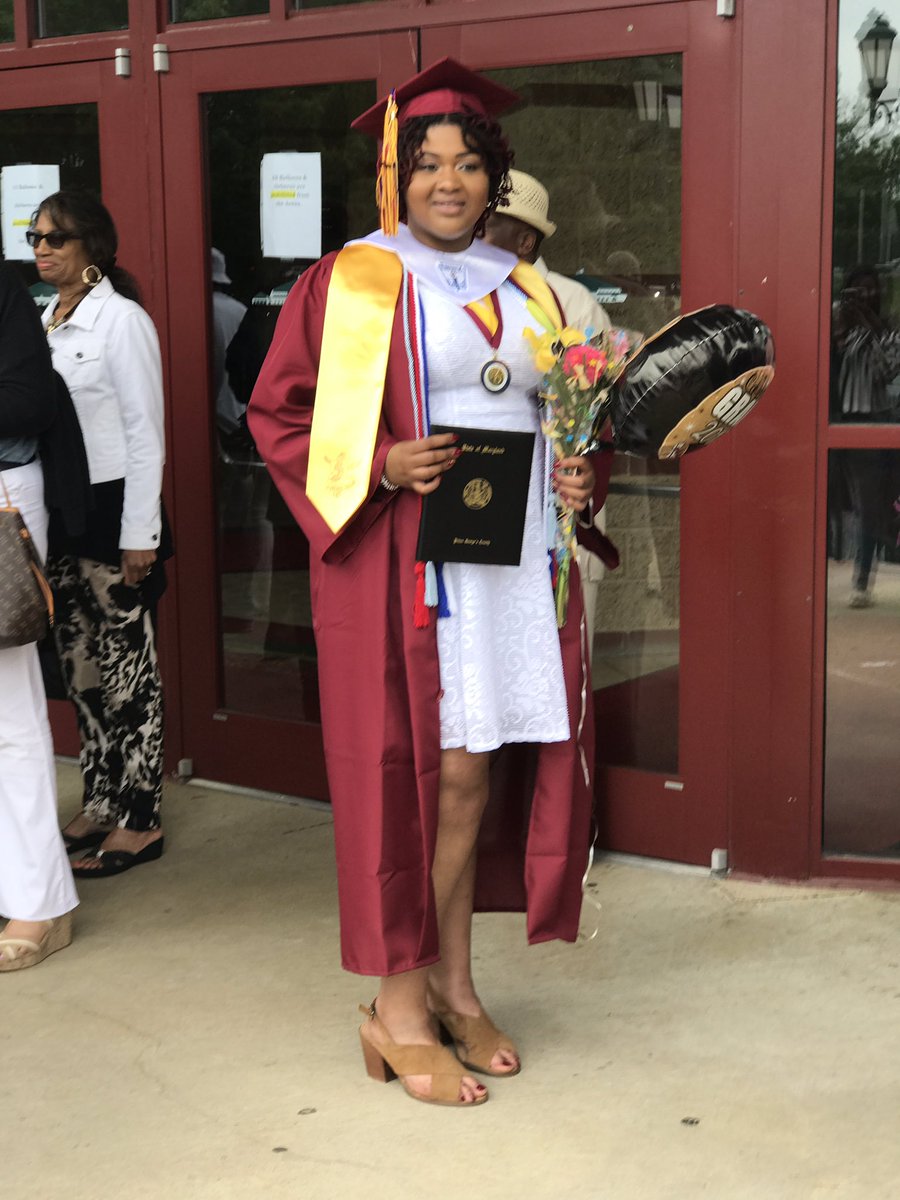 carrmeezyy's tweet photo. All the praise goes to GOD ! 🎓😄 https://t.co/0zGfzDug4B