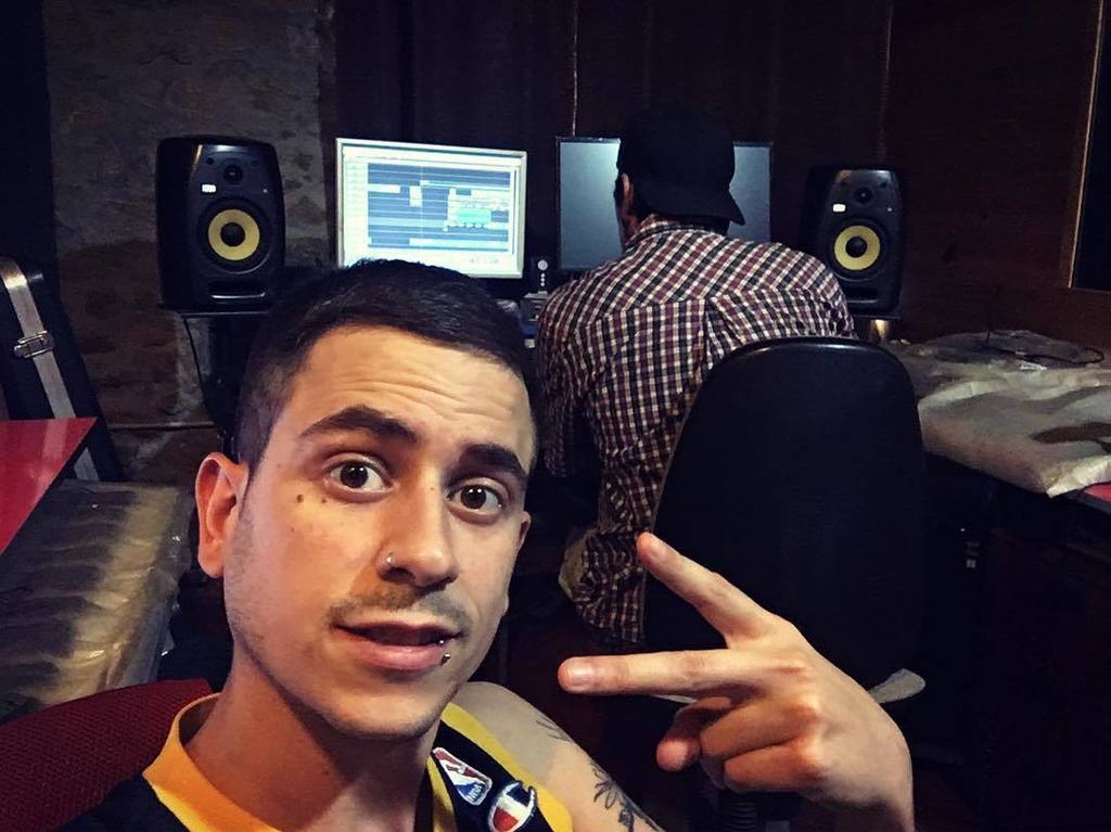 comandokatana's tweet photo. Con mi Brother @d3prods currando en el estudio #work #nonstop #music #msrecords @lautopiadelnorte @dogfluteclothing https://t.co/DyKu6wfIXb