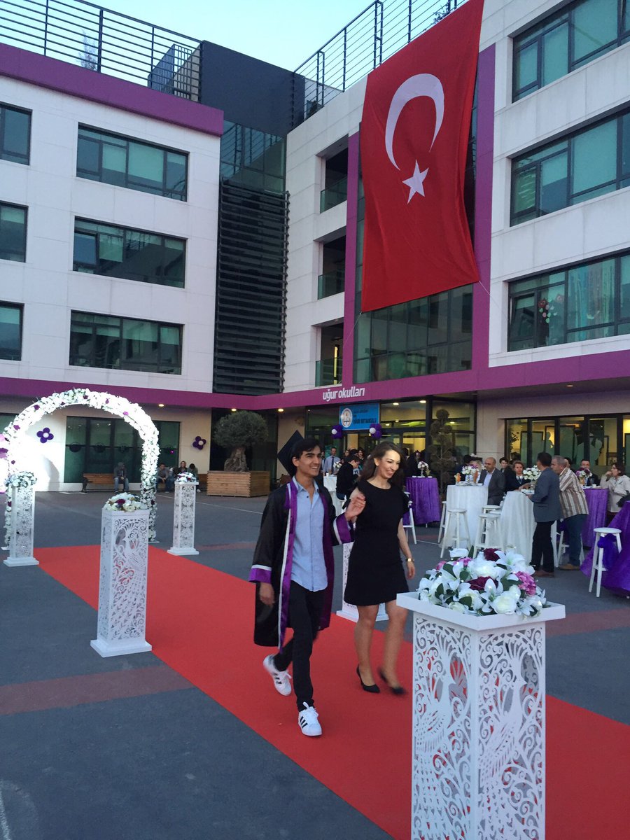 ugurokullariylv's tweet photo. Uğurlu öğrencilerimiz diplomalarını almak için sahneye ilerliyor🎉🎉🎓 #uğurlumezunlar https://t.co/HWtU3dloy2