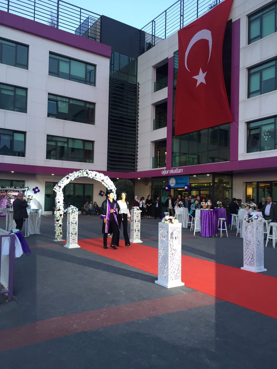 ugurokullariylv's tweet photo. Uğurlu öğrencilerimiz diplomalarını almak için sahneye ilerliyor🎉🎉🎓 #uğurlumezunlar https://t.co/HWtU3dloy2