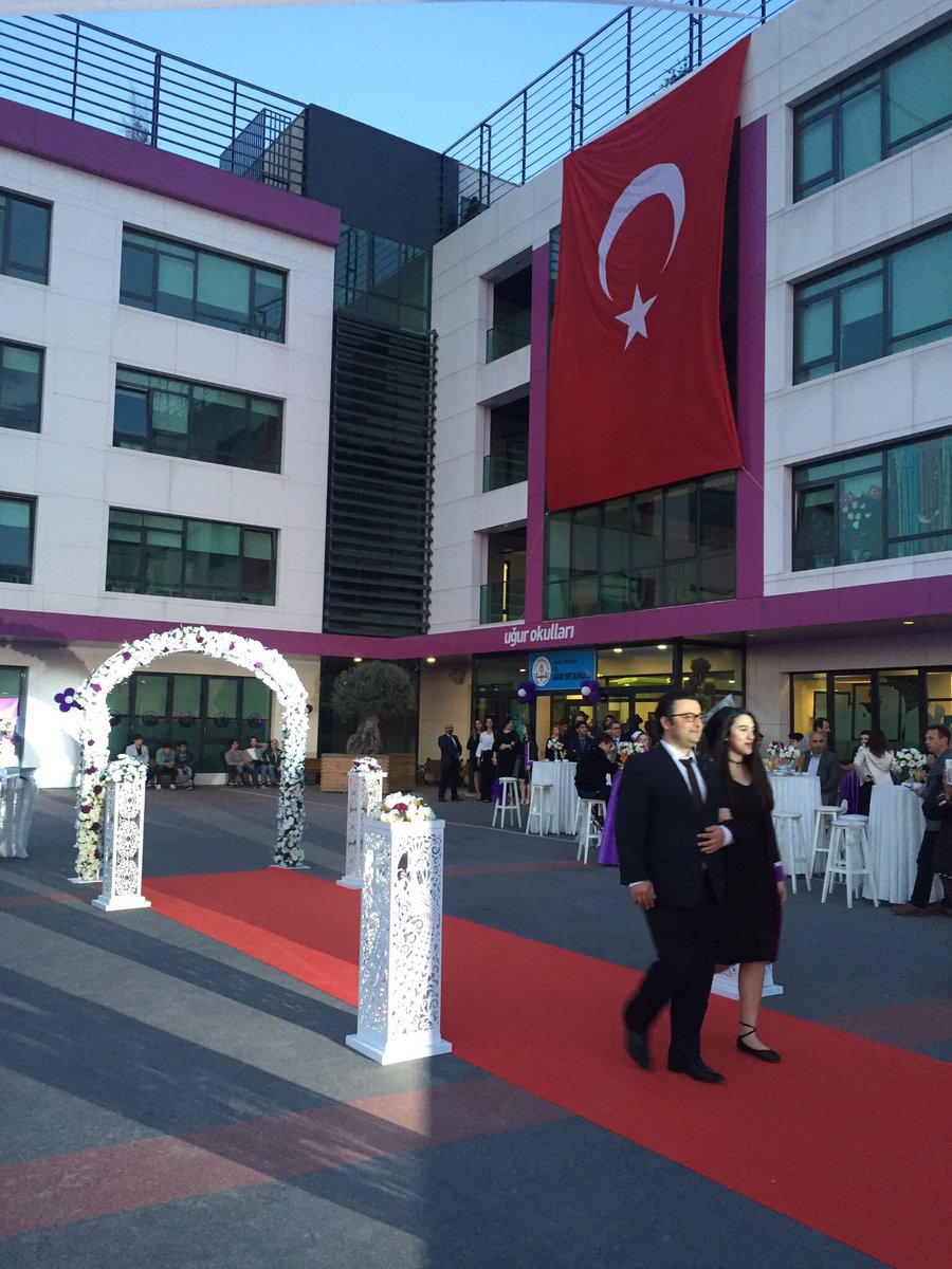 ugurokullariylv's tweet photo. Uğurlu öğrencilerimiz diplomalarını almak için sahneye ilerliyor🎉🎉🎓 #uğurlumezunlar https://t.co/HWtU3dloy2