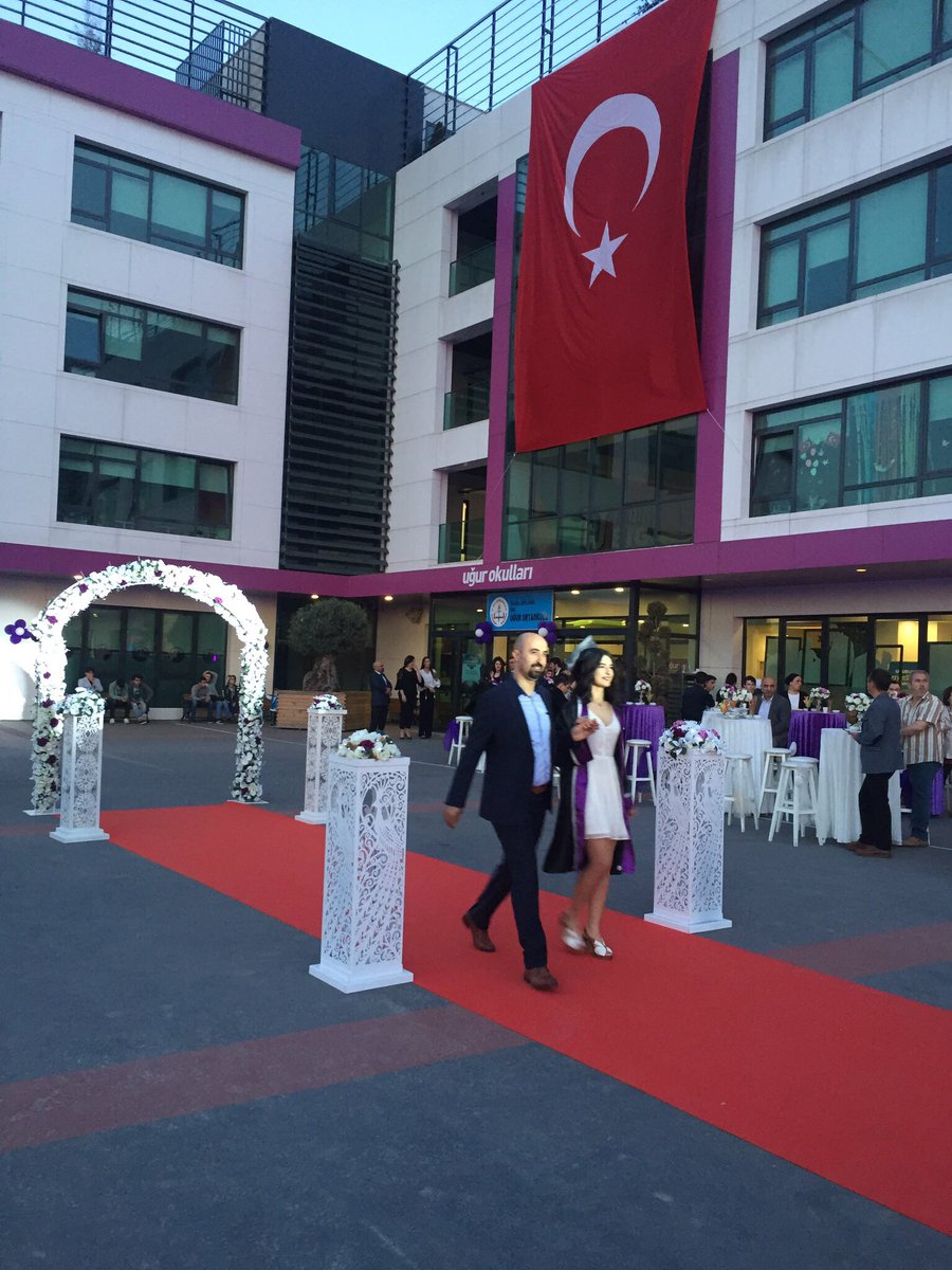 ugurokullariylv's tweet photo. Uğurlu öğrencilerimiz diplomalarını almak için sahneye ilerliyor🎉🎉🎓 #uğurlumezunlar https://t.co/HWtU3dloy2