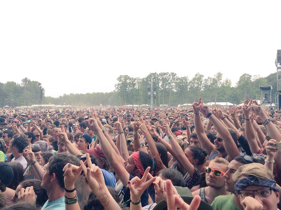 alyseruriani's tweet photo. My best concert moment was at Firefly in 2014. Front row for @twentyonepilots, this was the crowd behind me. @Wawa #FireflyContest https://t.co/KlbNCpBfDP