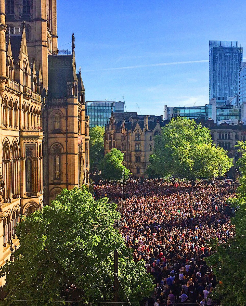 peachfitnesss's tweet image. Best city in the world.. with everyone behind us ❤️ This is what we're about #WeStandTogether #Manchester 🌹