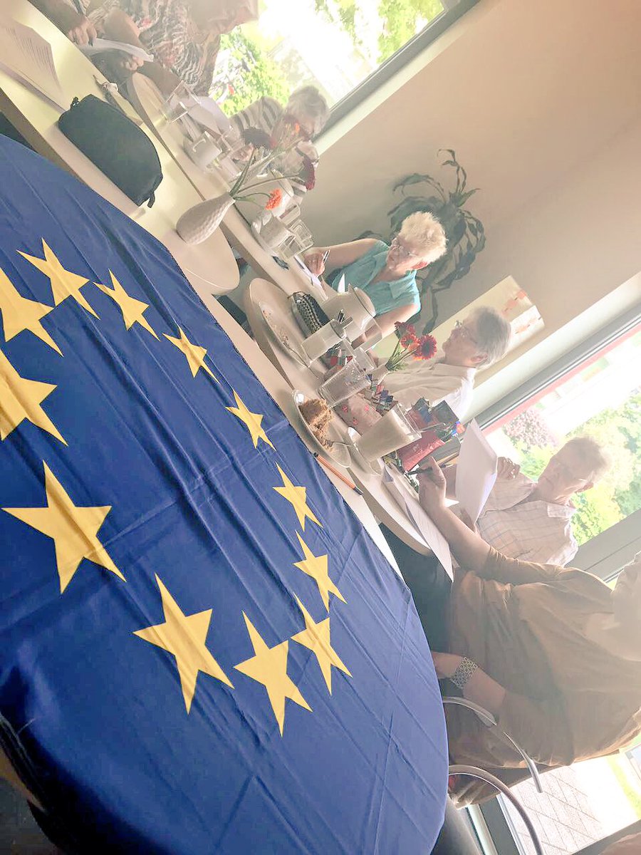 YEStoEurope2017's tweet photo. Das YestoEurope-Team zu Gast beim #Generationenhaus Fallbach! Neue Eindrücke, tolle Menschen & beeindrucksvolle Ansichten! #yestoeurope #YES https://t.co/3g41VnPzzY