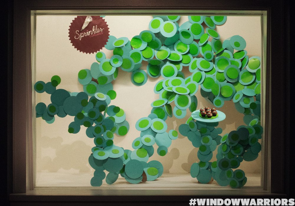 WindowWarsShow's tweet image. Anyone else in the mood for a cupcake? #Sprinkles window by #DesignerTara #WindowWarriors #MondayMotivation