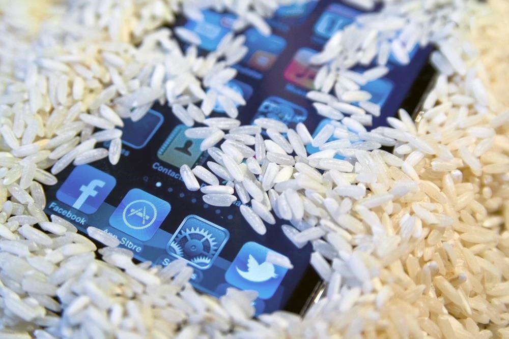 cellsurgeons's tweet image. Can rice actually save your wet phone? ow.ly/ZAmU30bmQKJ #CellSurgeons #CellPhoneRepair #Austin